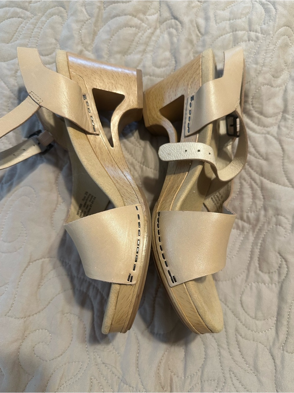 Dansko Neutral Beige Leather Sandals Excellent condition. Like new. Size 39..8.5